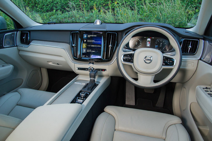 インテリアの仕様は豊富で、「インスクリプション」だけでも6種類のカラーバリエーションを用意。装飾パネルにも、グレードに応じて異なる素材が用意されている。