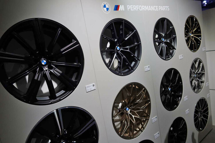 純正アルミホイール（Mパフォーマンスパーツ）の展示。