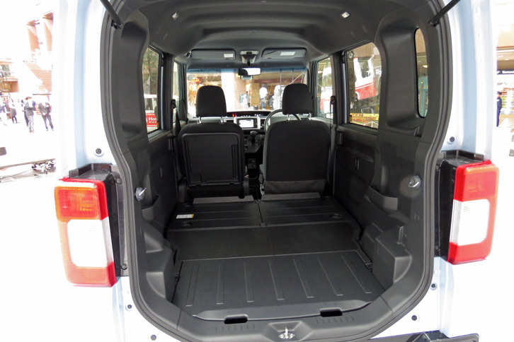 リアシートはなく、乗車定員は2人となっている。