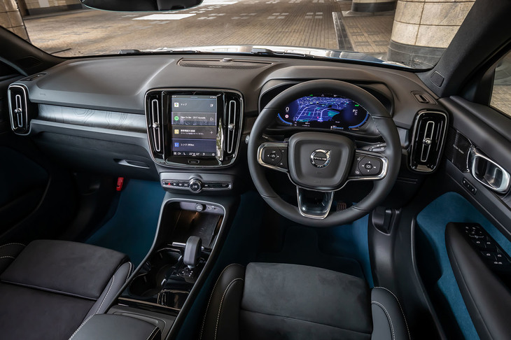 「XC40」の流れをくむインテリアは、本革を使用しないレザーフリーデザインになっている。実際にステアリングホイールを握ってみても、言われなければわからないほどの自然なタッチだった。
