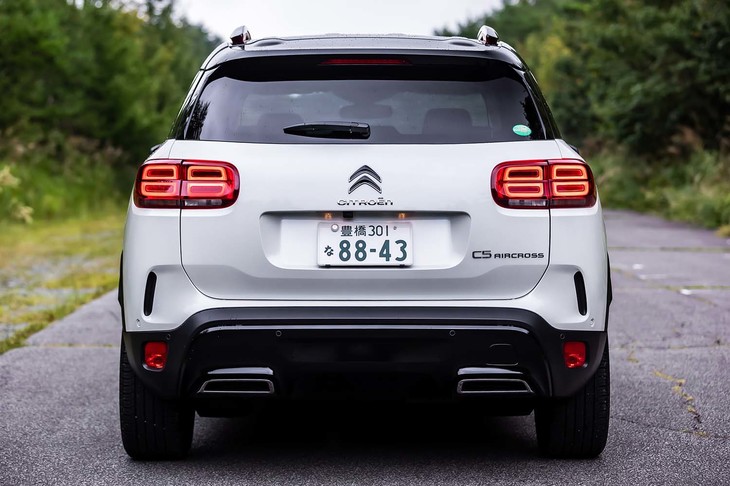 左右それぞれ4灯式のデザインを採用するリアコンビネーションランプ。ランプユニットはインバース形状（中央部がくぼんだデザイン）で、立体的なフォルムに仕立てられている。