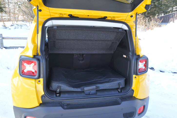 「レネゲード トレイルホーク」のラゲッジルーム。テスト車には「My Skyオープンエアルーフ」の脱着式パネルをしまうソフトケースが置かれていた。（写真をクリックすると、シートの倒れる様子が見られます）