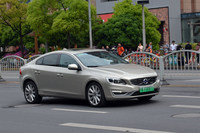 公道を走る、緑ナンバーをつけた「ボルボS60」。