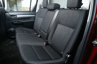 後席の背もたれは、角度がやや直立気味。リクライニング機能は備わらない。