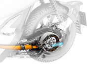 コンパクトな磁石埋め込み型の電動モーターは、スイングアームの内部に搭載される。