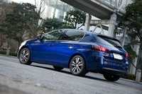 テスト車のボディーカラーは有償色の「マグネティックブルー」。これを含めて全6色がラインナップされているが、無償で選べるのは「ビアンカホワイト」のみとなっている。