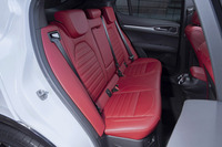 リアシートは4：2：4の3分割可倒式。乗車人数と積載する荷物に応じて、多様なアレンジが可能となっている。