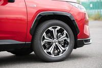 ブラック塗装と切削光輝仕上げを組み合わせた19インチの専用アルミホイール。