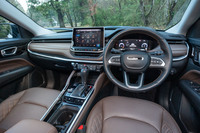 日本に導入されるグレードは、豪華装備の「リミテッド」のみ。上級仕様だけに、インテリアの各所にステッチ入りのレザーが張られている。内装色はブラウン／ブラックのツートンのみの設定だ。