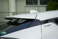 リアのドアハンドルをCピラーに隠して設置することで、クーペ風のエクステリアを実現している。