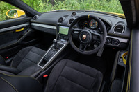 インテリアの基本デザインは「718ケイマン」と同じ。試乗車は右ハンドル仕様でオプションのダッシュボードトリムパッケージが選択されており、上部がレザー、下部がアルカンターラでコーディネートされていた。