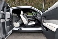 「フリースタイルドア」と呼ばれる観音開きのドアは、「MX-30」最大の特徴点。リアドアの内部に補強材を持つことで、側方からの衝突安全性が確保されている。