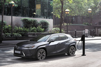 レクサスのフル電動コンパクトクロスオーバー「UX300e」。容量72.8kWhの駆動用バッテリーと最高出力203PSのモーターを搭載している。