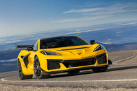 「シボレー・コルベットZR1」は最高出力1064HP／最大トルク1123N・mの5.5リッターV8ツインターボエンジンをミドシップする。