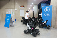 会場に設けられていたWHILLの電動パーソナルモビリティーのレンタルステーション。WHILLは羽田空港などでも、利用者に同様のモビリティーを提供している。