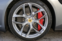 V8の「GTC4ルッソT」とV12の「GTC4ルッソ」、この2台の外観に決定的な違いはない。数少ない違いのひとつが、このホイールのデザイン。タイヤサイズ自体は同じ（前245/35ZR20、後ろ295/35ZR20）。