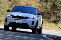 駆動システムは燃費にも配慮したオンデマンド式4WD。普段はFFで走行しているが、必要に応じて瞬時にパワートレインが後輪へのドライブラインとつながり、4WDへと切り替わる。