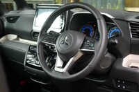 ステアリングヒーターは「Tプレミアム」と「Gプレミアム」グレードに標準装備。全周にわたって内蔵しているのが三菱のこだわり。