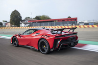 システム最高出力1030PSを誇る「SF90 XXストラダーレ」の0-100km/h加速は2.3秒、0-200km/h加速は6.5秒、最高速度は320km/h。フィオラーノのラップタイムは歴代市販モデルで最速となる1分17秒309を記録している。