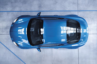 上から見ると、ボディーサイドのラインもリアへ向けて絞り込まれているのが分かる。新型「アルピーヌA110」のリアまわりは、上と左右の3方からすぼめられたデザインとなっているのだ。