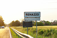 レナッツォ地区の始まりを示す道標。「フェルッチョ・ランボルギーニの生誕地」のプレートが加えられている。