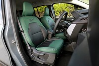 ダナーとのコラボレーションによるシートカバーは、「カングー」のために専用設計されたもので、写真のとおりシートにぴったりフィット。PVCレザー製で汚れに強いだけでなく、座っていてムレることもなく、とても快適だった。