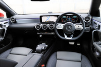 インテリアの意匠は、プラットフォームを共有する「Aクラス」などとほぼ同じ。本革巻きのスポーツステアリングは「AMGライン」、各部のアルミ装飾は「AMGレザーエクスクルーシブパッケージ」に含まれるオプションだ。