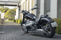 「R18」は2020年4月に正式発表されたばかりの、BMWの最新モデル。クラシックなデザインは、1936年登場の「R5」をはじめとした、往年のBMW製モーターサイクルをモチーフにしているという。