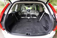 2列目シートも倒し、荷室容量を最大化した状態。アウトドアの道具を満載できるのはもちろん、車中泊も余裕でこなせる。