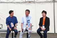 2019年の「軽井沢ミーティング」より、中山 雅さん（写真向かって右）からバトンを引き継ぎ、新たに「ロードスター」の主査となった斎藤茂樹さん（中央）。（写真：大音安弘）