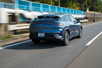 高い動力性能や航続距離の長さに加え、充電性能の高さも「シーライオン7」の特徴。出力105kWの急速充電に対応しており、充電効率を高める予熱機能も装備されている。さらに、車載バッテリーの電気を家庭などに供給するV2Hにも対応。機能面では、もはや死角なしといっていいだろう。