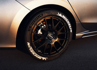 「M55コンセプト」のホワイトレタータイヤ。銘柄がミシュランではなくアメリカンブランドだったらと思うが、タイヤの性能や日本での入手の容易性などを考えたら、ないものねだりなのだろう。