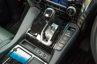 トルコン式ATも、従来の6段から8段に多段化。なお、8段ATと「2GR-FKS」エンジンとの組み合わせは、トヨタの中でもこれが初となる。