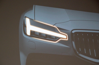 車体中央に向かってクサビ形の突起が設けられた「V60」のヘッドランプ。目頭を思わせるディテールで、より人間的なイメージが表現されている。