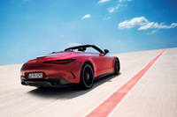 最新の「SL」は、メルセデスのハイパフォーマンスカーを扱うサブブランド、メルセデスAMGが開発を担当。電動開閉式のソフトトップが採用される。