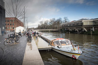 ホテルから発表会の会場へはこの水上バスで移動。右手に見えるTolhuistuinという文化会館も、とてもユニークなデザインをしている。