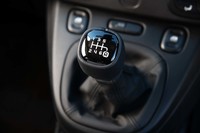 トランスミッションは6段MTのみの設定。インストゥルメント下部に備わるシフトセレクターは、左手の移動距離が少ない絶妙な位置に配されている。