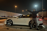 こういう地味なエントリーモデルをオープンボディーでゲタとして転がすのが、真のセレブではないだろうか。そんなセレブのガレージには、「911 GT3 RS」とかがあるに違いない（想像）。