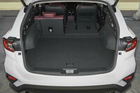広々とした荷室は、ワゴンである「レヴォーグ」の特長。3分割式の後席を倒すことで、さまざまな荷物の積載に対応できる。