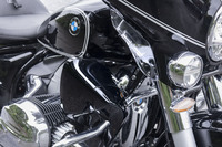 足にあたる風を防ぐ黒いディフレクターと、クリア素材の風よけ。後者は可動式で、体にあたる風の量を調節できる。