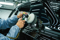 塗装の最終工程であるバフ研磨。ボディー表面は鏡面仕上げという言葉どおり、姿見としても使えるほどだとうたっている。