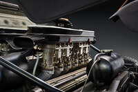 今日のミドシップスーパースポーツとは異なり、「ミウラ」は巨大な4リッターV12エンジンを横置きに搭載していた。