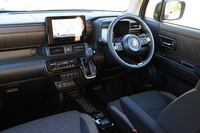 従来型のインテリアはギア感を強調するあまり少しゴチャゴチャしていたが、よりすっきりとした水平基調に生まれ変わった。ステッチのような加飾付きのカラーパネルを使うなどして質感も追求している。