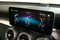 マイナーチェンジによって10.25インチにワイド化されたディスプレイ。対話型インフォテインメントシステム「MBUX」が搭載されている。