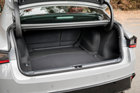 トランクルームはご覧のとおり。9インチサイズのゴルフバッグが2つ積めるという。