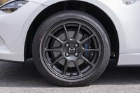 ホイールはRAYSの「ZE40 RS」を装備。ベースグレードである「S」の標準装着品よりも一輪あたり800g軽い。