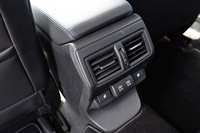 「GT-H」「STI Sport」の両グレードには、後席用のシートヒーターとUSBコネクターが備わる。