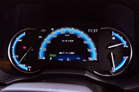 メーターの仕様はグレードによって異なり、上級モデルでは中央に7インチのインフォメーションディスプレイを搭載。もちろんガソリン車とハイブリッド車でも仕様が異なる。