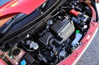 最新世代のR06D型3気筒エンジンには、ISGとリチウムイオンバッテリーが組み合わされ、最高27.7km/リッターの燃費（WLTCモード）を実現する。