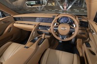 インテリアのつくりはベースモデルと変わらない。インテリアカラーは「オーカー」。ダッシュボードやドアパネル、センターコンソールなどにセミアニリン本革が惜しみなく使われる。